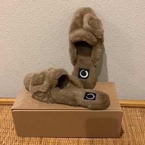 Journee Women's Faux Fur Eara Slipper; brown; sz 7